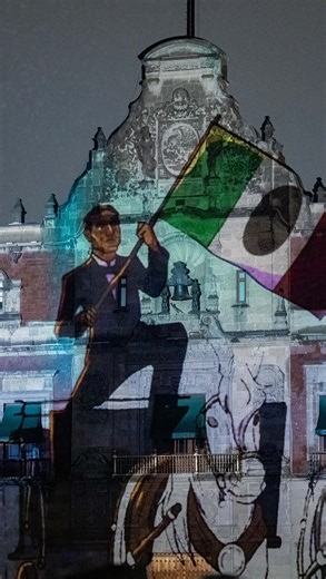 El Zócalo de la Ciudad de México se transforma en un lienzo vivo con el #videomapping conmemorativo por los 700 años de la fundación de México-#Tenochtitlan. 🌃 Una proyección monumental que ilumina el pasado para entender el presente y mirar hacia el futuro. 🇲🇽 Revive los orígenes de nuestra ciudad y déjate sorprender por una producción que honra nuestras raíces con luz, color y memoria colectiva. 📍Asiste con tu familia, con tus amigxs o con quien más quieras compartir este viaje visual por 