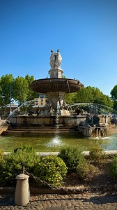 Aix-en-Provence Bouches-du-Rhône France 🇫🇷 *************** Bienvenue à Aix-en-Provence ! Ancienne ville romaine où l’architecture se mêle aux ruelles animées, Aix respire la jeunesse, la vie et la festivité à chaque coin de rue. C’est aussi la ville de Paul Cézanne, le peintre qui a immortalisé la Provence et dont l’atelier se visite encore aujourd’hui, resté tel qu’il l’a laissé. Parmi les incontournables à voir dans la ville : Flâner sur le Cours Mirabeau. Découvrir les fontaines et ruelles 