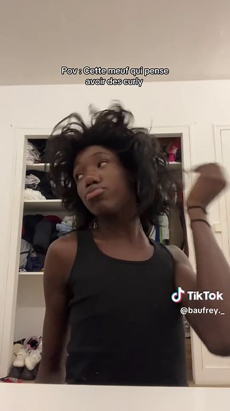 Les folles du bus : regards sur les cheveux bouclés