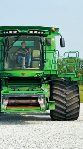 This 2015 JOHN DEERE S670 is selling tomorrow on AuctionTime.com!🎉 Bidding is live👉 https://ow.ly/2WYG50Prac8 #Combine #Farm #BidNow #livebidding #AuctionTime #TractorHouse | TractorHouse