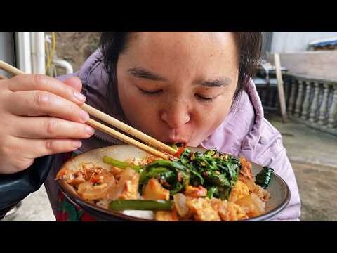 独身女人的一餐，一人一锅酸汤牛肉，拌米饭吃咔擦咔擦几大碗，吃肉比菜吃得快