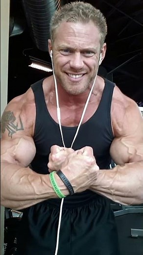 David Paterik flexing after pump