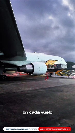 En cada aterrizaje, AeroServicios Operaciones Terrestres ejecuta carga y descarga con precisión, seguridad y personal altamente capacitado. Eficiencia en tierra, confianza en cada operación. #AsistenciaTerrestre #SanPedroSula #AeroServiciosHn