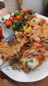🔥 ZAPIEKANKA Z KURCZAKIEM I FRYTKAMI 🔥🤌 Zapiekanka kapsalon ☑️Składniki: frytki upieczone ( 3 ziemniaki) mięso usmażone z udek kurczaka ( 4 udka) 1/2 papryki czerwonej 1 mała czerwona cebula 150 g mozarella przyprawa: wędzona papryka Sałatka: roszponka czerwona i biała cebula pomidorki koktajlowe 2 łyżki oliwy 1 łyżka octu szczypta cukru pieprz ziarna słonecznika Pieczemy ok 20 min, 190 stopni. * * * * 🔥🌯🔥🌯🔥🌯🔥🌯🔥🌯🔥🌯🔥🌯🔥🌯🔥🌯 #healthyfood #tojestpyszne #przekaska #zdrowakuchnia #