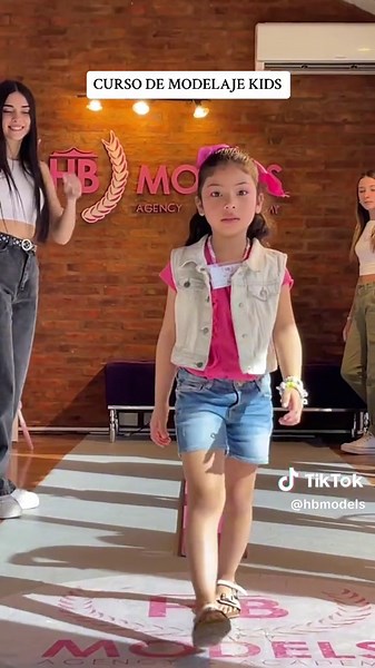 CURSO DE MODELAJE KIDS ✨💖 El Curso de Modelaje infantil tiene la finalidad de que sus alumnos afiancen sus conocimientos de modelaje, concentración, creatividad y manejo del autoestima suficiente. El día de hoy contamos con una clase particular de Técnica corporal en Pasarela ¿Que les pareció? ¡Próximas inscripciones Octubre, Sabados 15hs!
