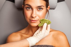 Qué es el Gua Sha, qué beneficios tiene y cómo usarlo correctamente