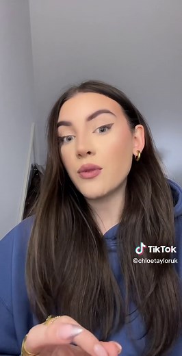 Signs she likes you over text 🕵🏻🤳🏻 #forthegirls #fortheboys #datingadvice #relatable #chloetayloruk #signsshelikesyou