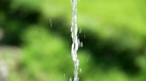 流れる水のスローモーションの動画｜無料の動画素材サイト「動画AC」