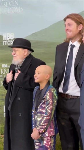 LES STARS DE WESTEROS ARRIVENT AU RED CARPET DE LA PREMIÈRE DE A KNIGHT OF THE SEVEN KINGDOMS