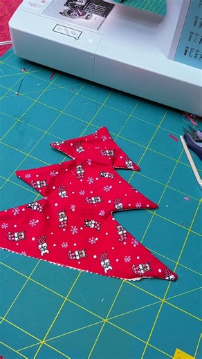 CAPOU CREATION COUTURE on Instagram: "Écris sapin en commentaire pour recevoir le lien vers la vidéo YouTube pas-à-pas. Pense aussi à liker la vidéo, ça m’aide énormément ❤️ Et si tu réalises ce petit sapin, envoie-moi une photo… ça me fait tellement plaisir de voir vos créations 🙏 Aujourd’hui, on termine la couture de ce sapin à 6 branches. Un projet simple, cosy, parfait pour décorer votre maison pendant les fêtes de fin d’année. Dimensions du sapin 26,5 cm de large 22cm de haut Surtout, n’ou