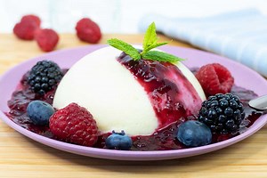 Easy vegan panna cotta with berry coulis