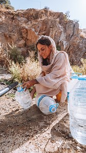 Je crois que la question la plus fréquemment posée sur ma vie nomade est celle de savoir comment j’arrive à voyager sans arrêt. Ce que beaucoup n’ont pas encore compris, c’est que j’ai trouvé un équilibre dans certaines actions de ma vie, ce qui me permet de ne pas avoir besoin de beaucoup d’argent pour vivre. Par exemple, je ne paie jamais pour l’eau que je bois ou que j’utilise pour me laver, ni pour de nombreuses autres choses. Je sais que beaucoup pensent que boire de l’eau de n’importe où n