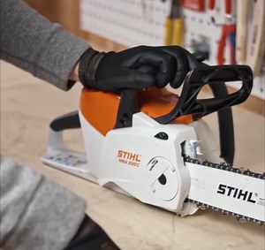 105K views · 443 reactions | Em busca de uma motosserra versátil e potente? O modelo a bateria MSA 220 C-B possui alta performance de corte e é indicado para atividades profissionais. Veja o passo a passo de como montar e usar a MSA 220 C-B: https://bit.ly/3qavclP | STIHL | Facebook