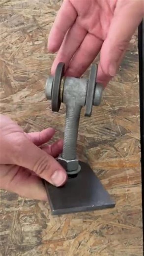 Cette charnière forgée peut supporter n'importe quel portail #DIY #ferforgé #construction