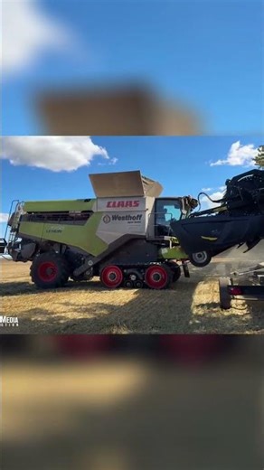 Amazing Combines Harvesting! Watch These Machines Work the Field!