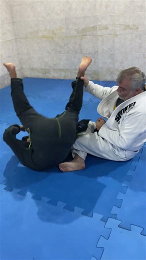 Brazilian Jiu-Jitsu arm lock variation: omoplata.
