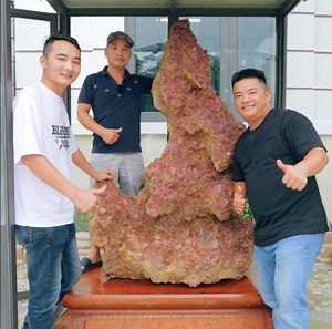 63K views · 603 reactions | Choáng ngợp với tinh thể đá "Ruby 40 tỷ" độc nhất vô nhị tại chợ đá quý Lục Yên ————— #sapatv #haisapatv #dacsantaybacsapatv #tuyenxinhgai #chamcheosapatv | Sapa Tv | Facebook