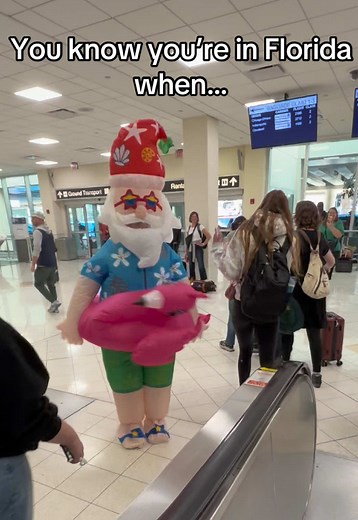 Santa’s on a beach vacation🌴🤪 LOVE THIS🎄🎁 #airport #fortmyers #santa #travel #christmas