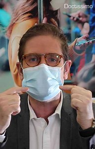 13K views · 105 reactions | Comment mettre correctement un masque ? Le port du masque permet de protéger les autres en faisant un écran barrière aux postillons. Il faut cependant apprendre à bien le positionner et ne pas le souiller pour éviter de se contaminer. Le Dr Gérald Kierzek, médecin urgentiste, nous montre comment l'utiliser correctement. | Doctissimo | Facebook