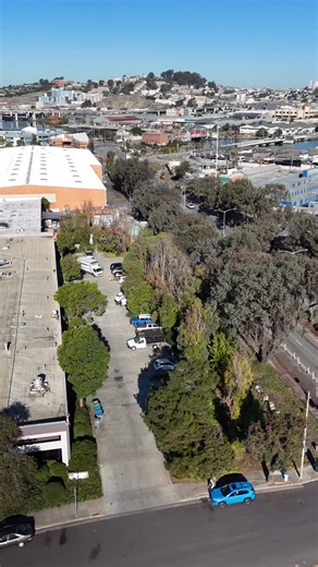 Rolling out from the warehouse and headed to Fort Mason ☕🚚 Nothing like the sun over the Bay and a truck full of caffeine to start the day. This is SF coffee🤟🏼 #VasquezCoffee #BayAreaCoffee #SanFranciscoCoffee #FortMason #BayBridge #CoffeeCrew #CoffeeLife #CoffeeRun #CateringLife #MorningGrind #DailyGrind #BehindTheScenes #BoxTruckLife #BayAreaBusiness #SupportLocal #BayAreaEats #SFCoffee #RoastedInSF #CoffeeDelivery #CoffeeCommunity #CafeVibes #SmallBusinessLove #MorningVibes #BayLove Drop a