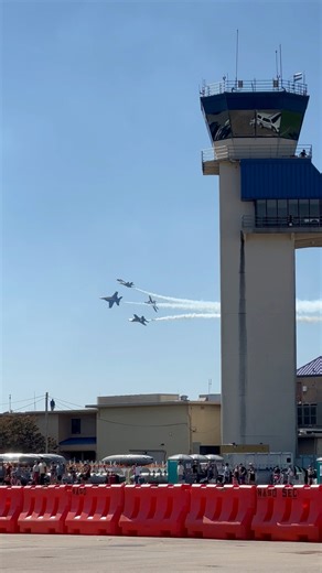 2.9M views · 10K reactions | 朗❤️ Incredible!! Blue Angels perform diamond loop and break away pass tower center #blueangel #blueangels #f18 #nasoceana #NASOceanaAirShow #aviation4u #airshow #airshowfan #airplane #aircraft #flying #aviation #avgeek #AmaZing #usa | Air Show Fan | Facebook