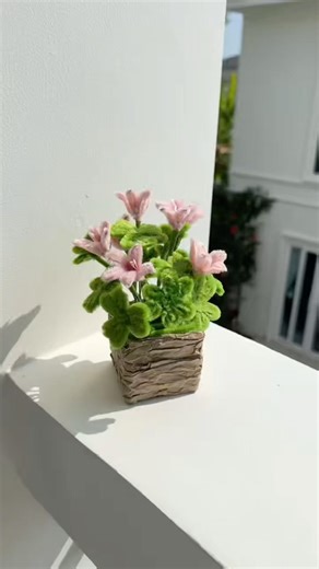 DIY clover 🍀 made from fluffy wire