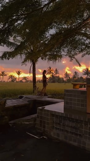 Linka Angelia on Instagram: "Lagu yg menemaniku bertumbuh sejak kecil 🤍 Tapi semakin dewasa, rasa takjub itu perlahan tergeser oleh tuntutan untuk bertahan hidup. Yess.. we’re busy surviving in this system. Paying bills. Finishing school. Finding a job to survive another day. Tanpa sadar, kita masuk ke mode yg bikin lupa cara merangkul diri sendiri (the nervous system is stuck in survival mode) Mode dimana waktu lewat gitu aja. Usia bertambah.. Orang-orang pergi. Dan perlahan kita sadar, waktu