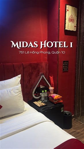 Nằm ngay trung tâm Quận 10, Midas Hotel mang đến cho bạn trải nghiệm nghỉ ngơi hiện đại, tiện nghi và riêng tư – chỉ cách vài phút để đến những điểm vui chơi, ẩm thực nổi tiếng của Sài Gòn. 📍 Vị trí thuận tiện: 🔹 5 phút tới đường 3/2 – thiên đường ăn uống & café nhộn nhịp. 🔹 10 phút tới Quận 1 – trung tâm mua sắm & giải trí hàng đầu. 🔹 15 phút tới sân bay Tân Sơn Nhất – kết nối dễ dàng cho chuyến đi của bạn. ✨ Tiện nghi nổi bật tại Midas Hotel: Phòng nghỉ sang trọng, nội thất tinh tế. Smart 