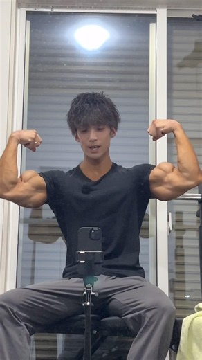 10年間腕トレをしてこの腕を作りました #筋トレ #筋肉 #トレーニング #ホームトレーニング #ボディビル