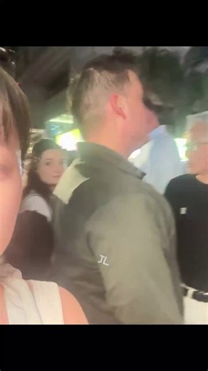 Jensen: I'll buy everybody, let me be 1stWorld's No. 1 CEO Jensen Huangat a Taiwan night market, too lazy to wait in line, pays to skip aheadThe female citizen involved: I originally thought, just like that, I'd say hi through his bodyguard... Didn't expect him to walk right up to me, buy fast pass with a thousand yuan bill... and then, happily score a grilled corn cob😂