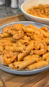 PASTA CON CAMARONES!🤤 ingredientes: 2 tazas gr. de pasta penne rigate 300 gr. de camarón 2 cdas. de aceite de coco A de Coco 1/2 cdita. ajo en polvo 1/2 cdita. cebolla en polvo 1/2 cdita. paprika 1/2 cdita. sal 1/2 taza de salsa de tomate 1/2 taza de media crema 1/2 taza de néctar de coco @AdecocoMx chile quebrado al gusto procedimiento: comienza cociendo la pasta en agua hirviendo con sal. cuando esté lista le retiras el agua y la dejas enfriar. en un sartén a fuego medio añade el aceite de co