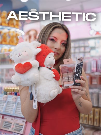 En Miniso tenemos regalos para todas las vibes 🥰 📱 Techie Core: Audífonos, parlantes o teclados para los que viven pegados al setup. 1000 de utilidad. 🎧 ✨ Aesthetic Era: Maquillaje, peluches y cositas súper cute 🎀 📎 Office Queen/King: Papelería y periféricos que van a dar ganas de organizar tu vida 🖊️☕ 🧸 Fandom Ultra: Si no tiene todo de su personaje favorito, simplemente no es feliz 😁 Queda poco tiempo pero aún puedes lucirte en San Valentín 🏹💕 #MinisoEcuador #SanValentin #MinisoEsMiV