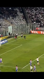 3.5K views · 40 reactions | Suspendido el partido entre Colo Colo y Fortaleza, tras la invasión de parciales del equipo chileno, como protesta debido a dos personas fallecidas (adolescentes) en la previa de partido. Las dos personas fallecieron en los ingresos al estadio. Hechos Lamentables. Q.E.P.D  www.fansdelfootball.com | Fans del Football | Facebook