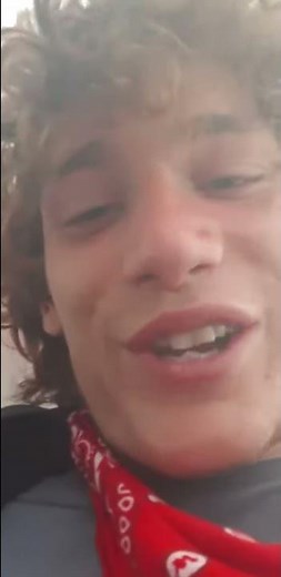 Dummer Junge holt sich einen runter