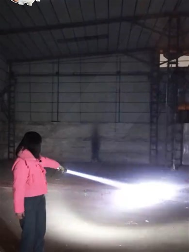 Mano, essa lanterna é MUITO mais forte do que parece no vídeo 😳✨ Pra quem anda à noite, faz trilha, cuida do carro ou quer ter uma luz forte em casa, isso aqui salva demais. Clica no carrinho laranja aqui embaixo e confere, porque eu já garanti a minha e não troco por nada. #lanterna #lanternapotente #lanternarecarregavel #segurança #camping #aventura #noite #gadgets #achadinhos #achadostiktok #tiktokmefezcomprar #tiktokbrasil #oferta