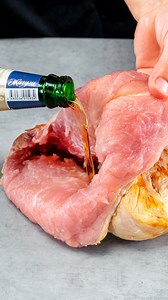 Trucul genial care va schimba modul in care gatesti! Ingrediente: carne de porc: 2 kg bere: 500 ml unt moale: 150 g usturoi: 20 g șuncă: 150 g cașcaval: 150 g cartofi fierți: 3 buc roșii: 1 buc ciuperci: 300 g sare: 3 g piper negru: 2 g usturoi: 15 g Salată: varză: 250 g oțet: 10 ml sare: 2 g piper negru: 2 g morcov: 1 buc ceapă roșie: 1 buc ouă fierte: 3 buc maioneză: 80 g suc de lime: 10 ml Sos: vin roșu: 250 ml gem de prune: 100 g sare: 2 g piper negru: 2 g boia de ardei dulce: 2 g | Cookrate