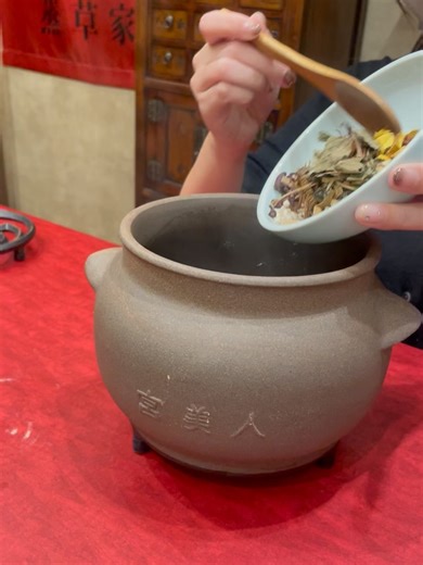 日比野友香 on Instagram: "人生初よもぎ蒸し行ってきたよ🌿‬ 蒸草家神戸店 ▶▷▶ @musouka_kobe #pr ⁡ " 漢方専門師監修の厳選した生薬 " を使用した漢方よもぎ蒸し専門店さんで、悩みに合わせて薬草を調合しオーダーメイド漢方よもぎ蒸しを体験してきました✨ YouTubeでよもぎ蒸しの存在を知ってずっと気になってたんだけど、すごく良かった🥺🤍 漢方だから香りが強めなのかな？って心配してたけど、程よい感じで良い香りに包まれてた🫧 暑さも調節できるので、35分間ずっと気持ちよかったです🪽 ポンチョから手が出せるのでスマホも触れるよ‎ദ്ദിᵔ.˛.ᵔ₎ かなり汗かきますよ〜って言われたんだけど、ほんとに汗だくになった笑 お水頂けるの有難かったなぁ🙏🏻⁡ よもぎ蒸しの成分を肌が吸収するので、シャワーは2-3時間空けた方が良いらしく、ドライヤーお借りしました🫶🏻 元町駅からすぐなのでぜひ❕"