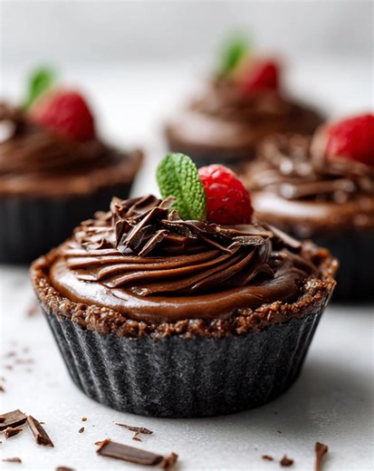 🍫 Keto Avocado Fudge Cheesecake Cups A rich and smooth no-bake keto dessert with avocado, dark chocolate, and creamy cheesecake — indulgence meets clean eating. Ingredients Optional Almond-Cocoa Crust ¾ cup almond flour 2 tbsp butter, melted 1 tbsp unsweetened cocoa powder 1 tbsp erythritol Filling 1 large ripe avocado 225 g cream cheese, room temp 2 tbsp unsweetened cocoa powder 2 tbsp erythritol (or more to taste) 60 g dark chocolate (85% ), melted 1 tsp vanilla Pinch of salt Optional Garnish