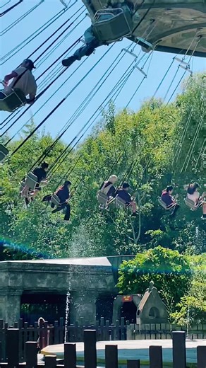Wave Swinger with Water Fountains at Chessington | Hot Weather Ride