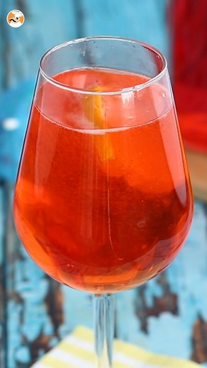 Un bon cocktail fait maison pour l'apéritif, ça vous dit ? 🍹Les quantités sont en description ⬇️⬇️ 6cl Aperol 12cl Prosecco 3cl Eau gazeuse 1 tranche d'orange 5 glacons 🍴La recette du Spritz sur notre site www.ptitchef.com #spritz #cocktail #ptitchef #recettefacile #cuisinefacile #cuisine #recette | Les recettes vidéo de Ptitchef.com