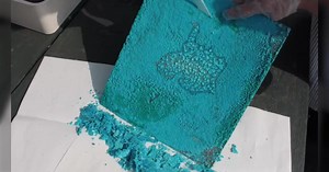 「銅板に発生させた緑青を収穫」する動画が妙に気持ちよくてずっと見てたくなる「いい青だ」「全部惹かれる」