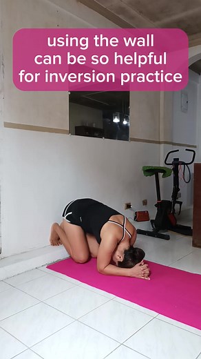 inversion is really a mind body connection practice on top of strength. learning how to do inversion with the wall support is a great way to develop your balance, strength and body awareness. start with a proper warm up before attempting to do inversion. keep safety in mind and never attempt anything that feels beyond your ability and comfort lever. #letletyoga #yoga #yogaathome #yogapractice #yogaeverydamnday #inversion #headstand #pincha #handstand #inversionjunkie #fitness #fitmom | Letlet Yo