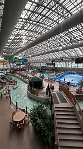 Jay peak resort ❄️ On est tombés sous le charme de cette destination hyper kids friendly! On y retournera tous les ans c’est certain -avec nos skis!!- On fuit la grisaille de novembre tous les ans pour un petit séjour à l’hôtel en famille (c’est pas le Sud, mais… !) On n’a pas été déçus de notre choix cette année mais on ne s’attendait pas du tout à ce que ce soit l’hiver à ce point début novembre à Jay! -glissades d’eau intérieures, 1m06 requis pour faire les glissades (Axel 5 ans pouvait), gra