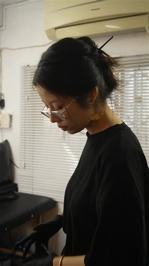 Tiệm xăm / Ho Chi Minh - Sai Gon Tattoo / HCM Tattoo studio on Instagram: "2025 went by quietly at Kinda Vibes. Days at the studio, familiar faces, new stories, long sessions, short talks, and a lot of trust shared in between. Thank you to everyone who walked in, sat down with us, talked, stayed silent, and chose to carry something made here. We’re grateful for every moment, every mark, and every person who made this year what it was. See you in the next one. Art gallery: @kindavibes_tattoo Our