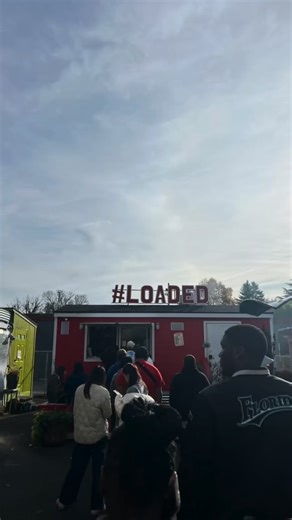 Finally got to try this Amazing soul food today in Portland! I’ve seen so many food review vids on this place. Hands down 💯 the Best damn catfish & fried chicken!!! Be prepared to wait at the least an hour..but it’s worth it! 🤎 Black owned - woman owned business 🙌🏾 #portland #soulfood #foodie #keesloadedkitchen @keesloadedkitchen_ ⬅️⬅️⬅️ #supportblackbusinesses #womanownedsmallbusiness | Kiss of Polynesia