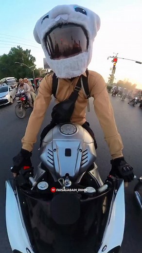 Salute to the real road heroes 👮‍♂️ . . Follow for more @faisalabadi.rider_ . . #bunnyhelmet #rider #reactionboi💫 #viralvideos #trending #bikervscops #reactionvideos #bikeride #bikelovers #reeitfeelit | Faisalabadi Rider