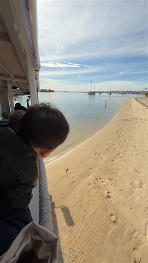 Would your kids love this? 🦆✨ Quack'R Duck is a hit with families, turning a sightseeing tour into a genuine adventure as it cruises the streets before splashing into the Broadwater. It’s relaxed, entertaining and perfect for seeing the Gold Coast through new eyes — especially when it’s your first time on board. 📍 Quack'RDuck, Surfers Paradise #GoldCoast #FamilyFun #ThingsToDoWithKids Alt text: A young family riding on the Quack’RDuck amphibious tour, smiling as the vehicle travels on land and