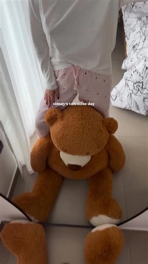 SiNSAY Italy on Instagram: "Pigiami di San Valentino pieni di fascino! ❤️ Che ogni momento sia pieno di calore, dolcezza e un pizzico d’amore! ✨ 🎥 @angisdep Pigiama in cotone a due pezzi con stampa 398HV-01X 17,99 EUR Pigiama a due pezzi con miscela di viscosa 397HV-01X 19,99 EUR Sinsay | San Valentino | idee romantiche | regali d'amore | outfit per San Valentino | outfit di coppia | moda per San Valentino | ispirazioni per San Valentino | tendenze per San Valentino |"