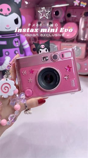 🌸 Part 2: PINK instax mini Evo features 📸🎀 got this through @doorzo_en my fave Japan proxy service! *gfted this Japan-exclusive color might be on the pricey side, but it’s honestly too cute and packed with cool features! 🎞️ 1. Lens Dial : switch between different lens effects to get creative with your shots 2. Two Shutter Buttons : one for portrait, one for landscape, perfect for easy shooting in any angle! 3. Film Dial : choose from a variety of film effects to match your mood or style 4. P