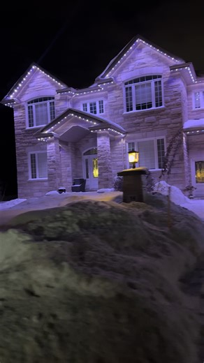 One of the things I love about Ottawa — people really take care of their homes. And this one still feels Christmassy, even at the end of January ✨ Hashtags: #Ottawa #OttawaLife #LifeInOttawa #OttawaRealtor #OttawaHomes